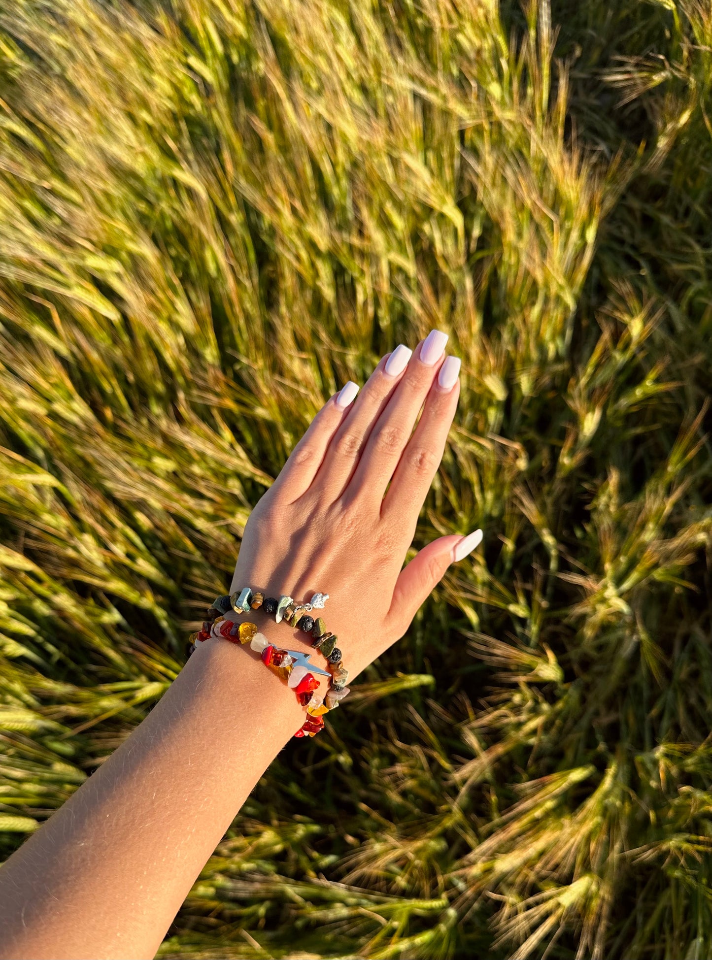 Feel Good Jewelry. Naturens kraft: Earth bracelet med jordiga toner och naturliga stenar. Halvädelstenar, lavastenar.Förstärk bandet med Moder Jord. #EarthBracelet #NaturligaStenar #Healing #feelgoodjewelry.se #feelgoodjewelry , unisex